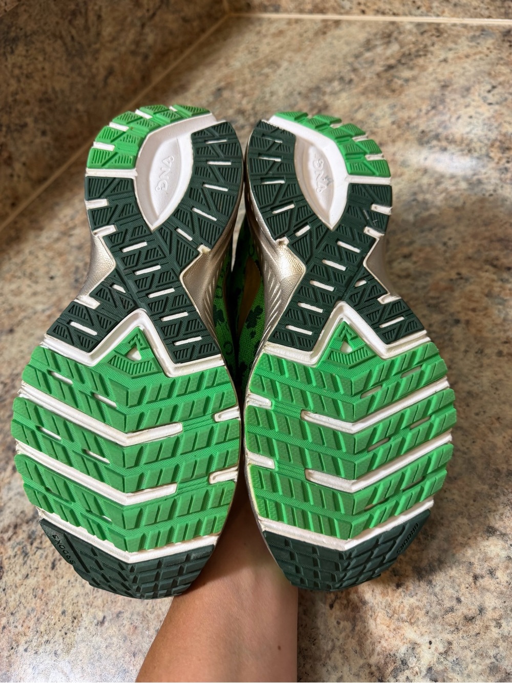 Brooks Launch 6 Run Lucky Green Gold Shamrock Shoes Womens Size US 7 Clover - Picture 10 of 11